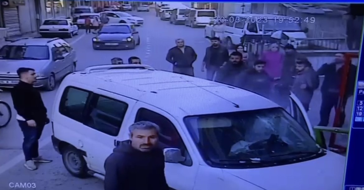 BURSA’DA BİR ARAÇ SÜRÜCÜSÜ DALGINLIĞIYLA HERKESİ HAYRETE DÜŞÜRDÜ.