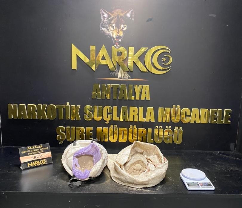 DEDEKTÖR KÖPEK ÇAKİ, ORMANDA 4 KİLO 420 GRAM UYUŞTURUCU BULDU