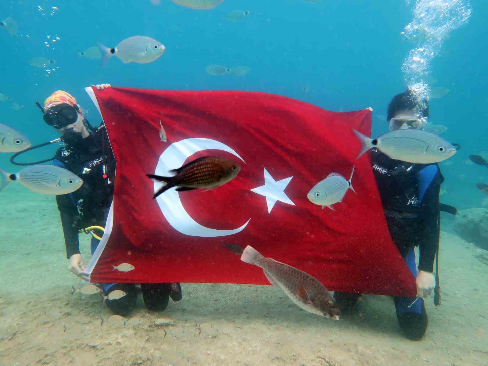 DENİZİN DİBİNDE TÜRK BAYRAĞI AÇTILAR
