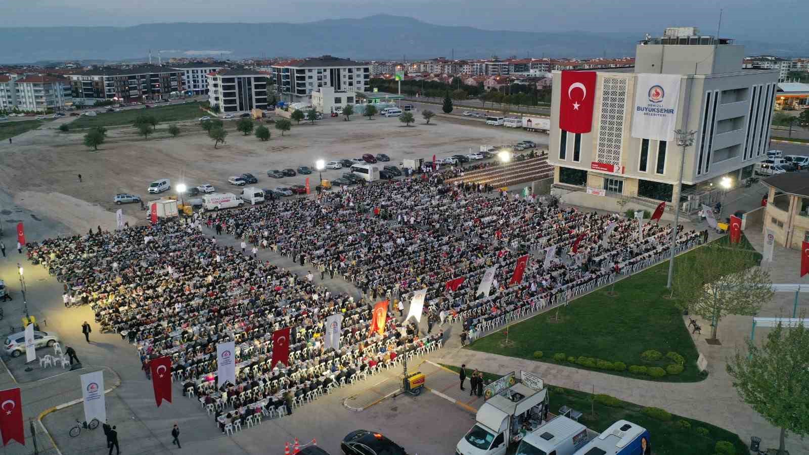 DENİZLİ BÜYÜKŞEHİR BELEDİYESİ, KARAHASANLI MAHALLESİ’NDE KURDUĞU İFTAR PROGRAMINDA 7 BİN