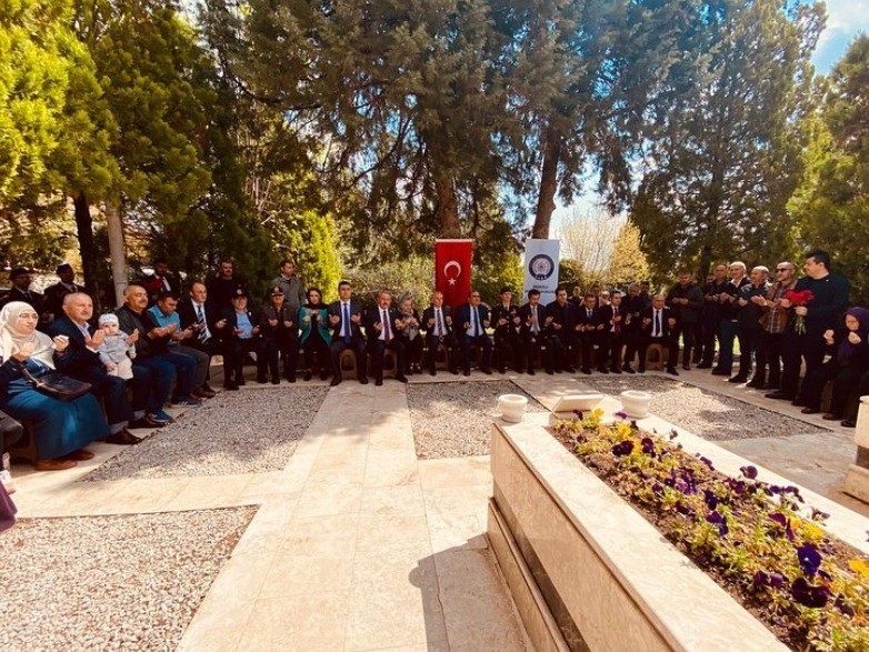 DENİZLİ PROTOKOLÜ RAMAZAN BAYRAMI ÖNCESİ ŞEHİT KABİRLERİNİ, ÇOCUKLARI VE YAŞLILARI