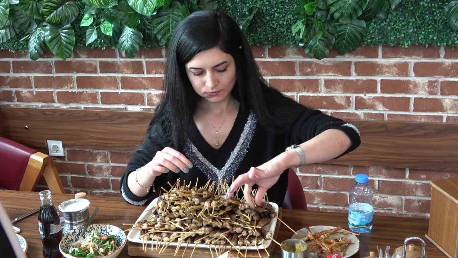 DENİZLİ’DE DÜZENLENEN PARA ÖDÜLLÜ 'EN ÇOK ÇÖP ŞİŞ YEME' YARIŞMASINDA