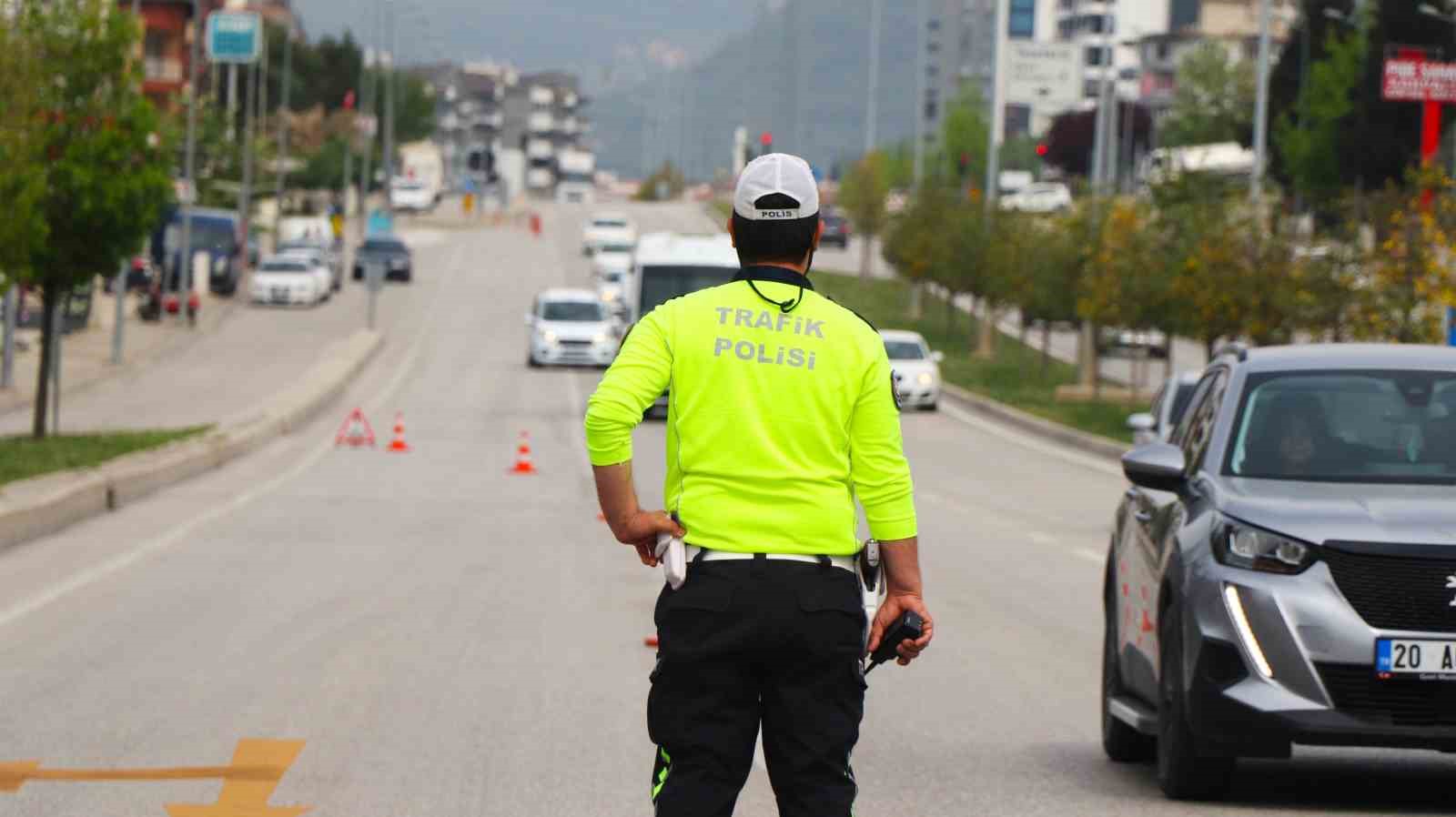 DENİZLİ’DE RAMAZAN BAYRAMI ÖNCESİ TRAFİKTE AKICI YOĞUNLUK YAŞANIYOR.