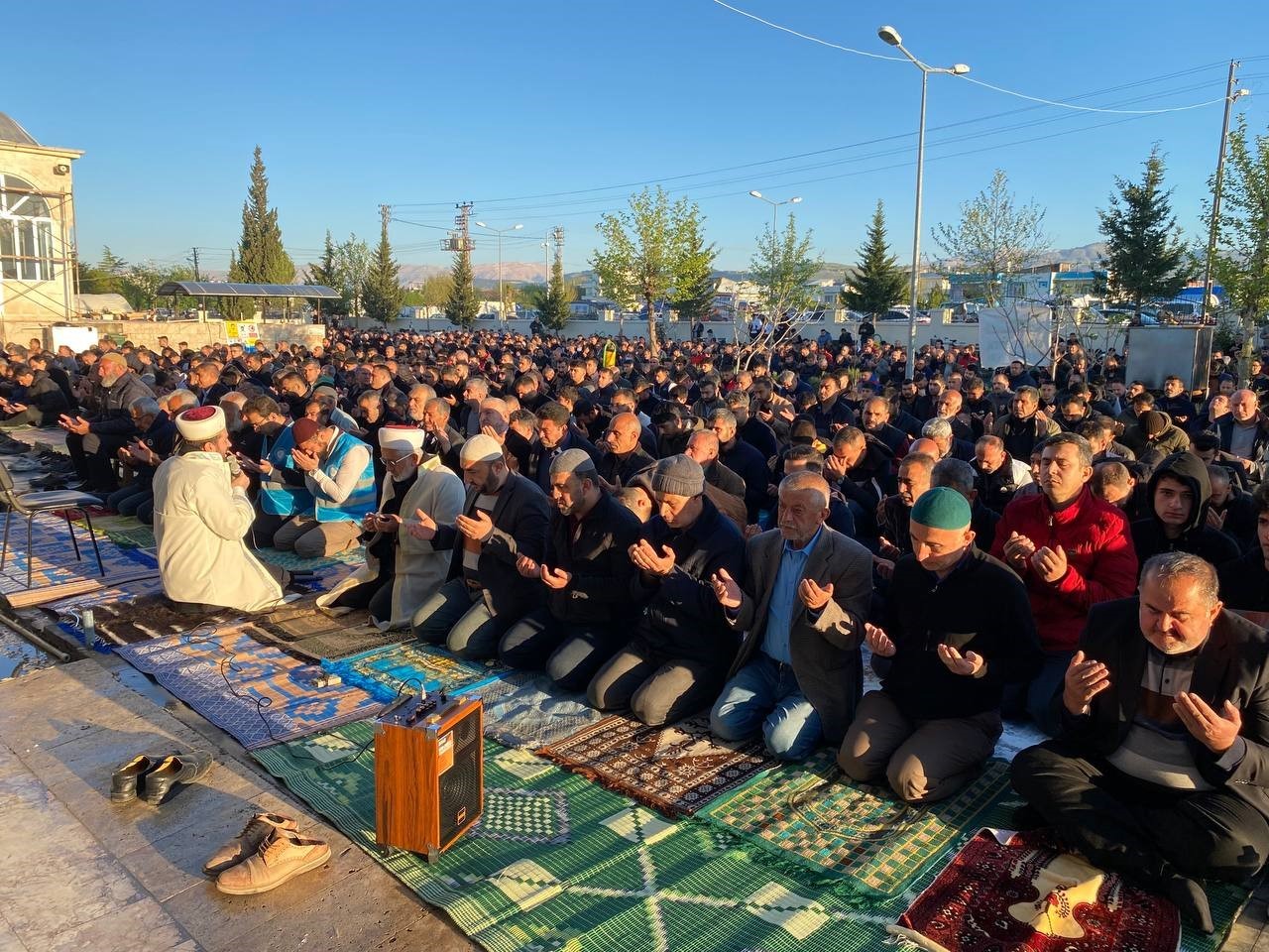 ASRIN FELAKETİNİN YAŞANDIĞI ADIYAMAN’DA BİNLERCE KİŞİ RAMAZAN BAYRAMI NAMAZI İÇİN