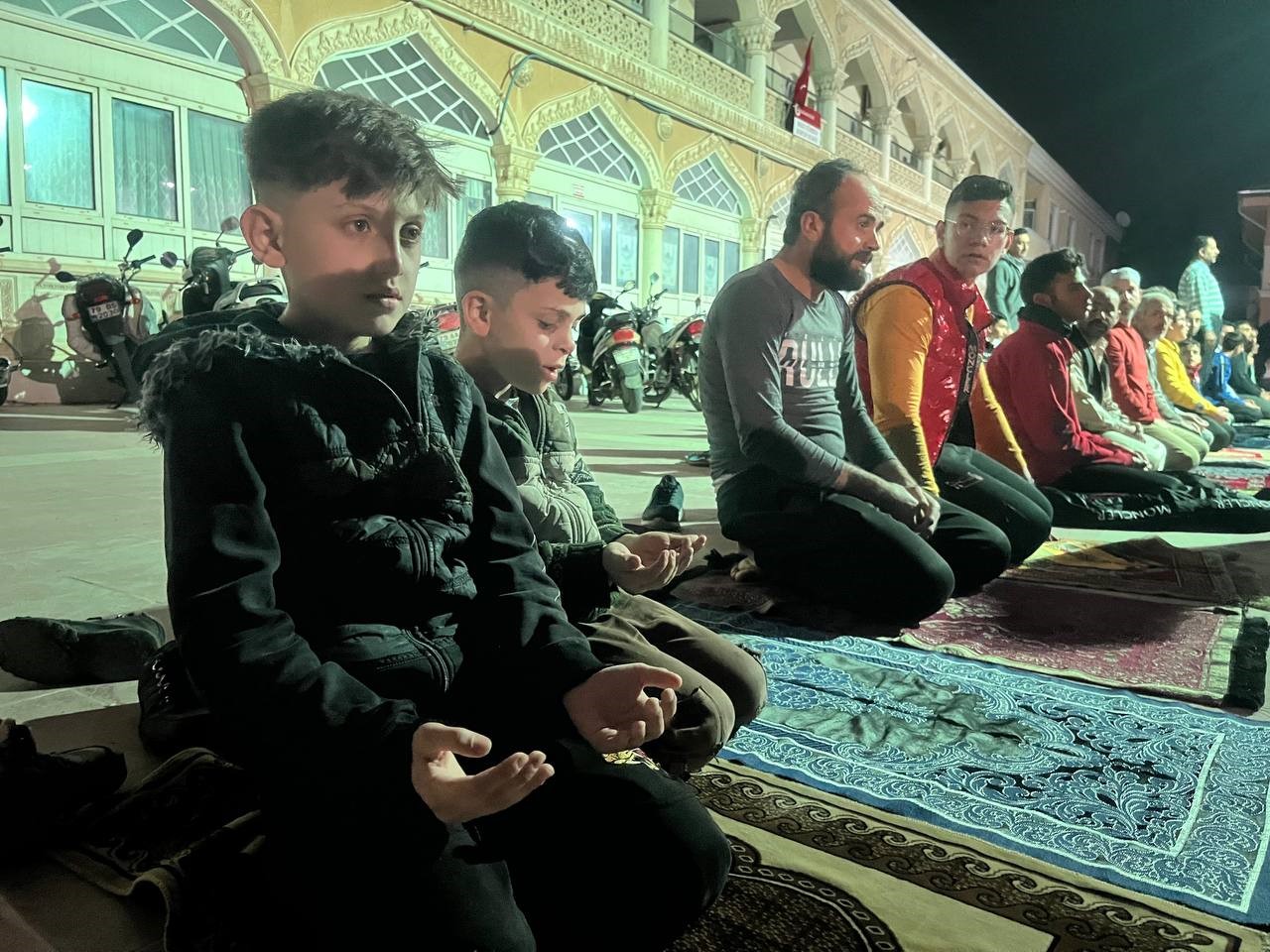 KİLİS’TE VATANDAŞLAR KADİR GECESİ’NDE HACI CÜMBÜŞ VE DİĞER CAMİLERE AKIN