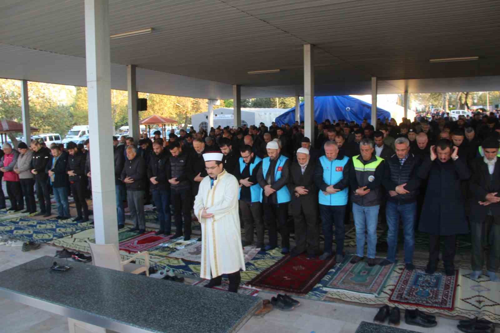 ASRIN FELAKETİNDE YIKIMIN VURDUĞU MALATYA’DA DEPREMZEDELER RAMAZAN BAYRAMI’NA GİRMENİN BURUK