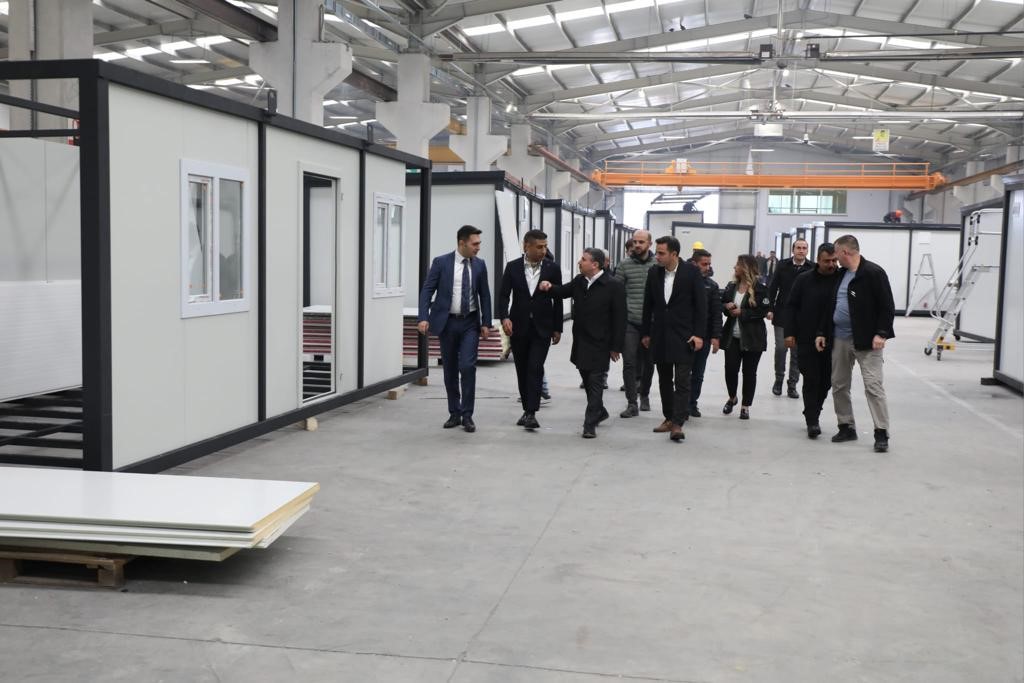 DÜZCE VALİSİ CEVDET ATAY, RAMAZAN BAYRAMI’NDA GİTTİĞİ DEPREM BÖLGESİNDEN DÖNER
