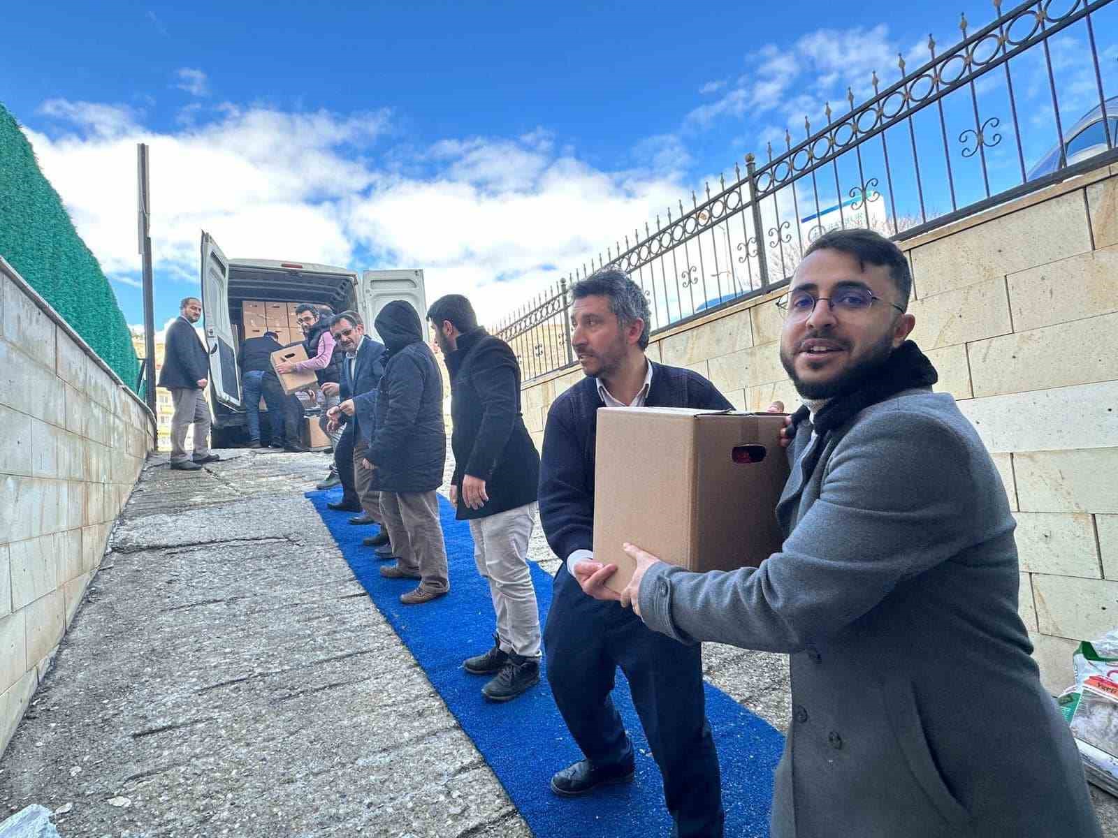 DEPREM BÖLGESİNE BİR TIR YARDIM GÖNDERİLDİ