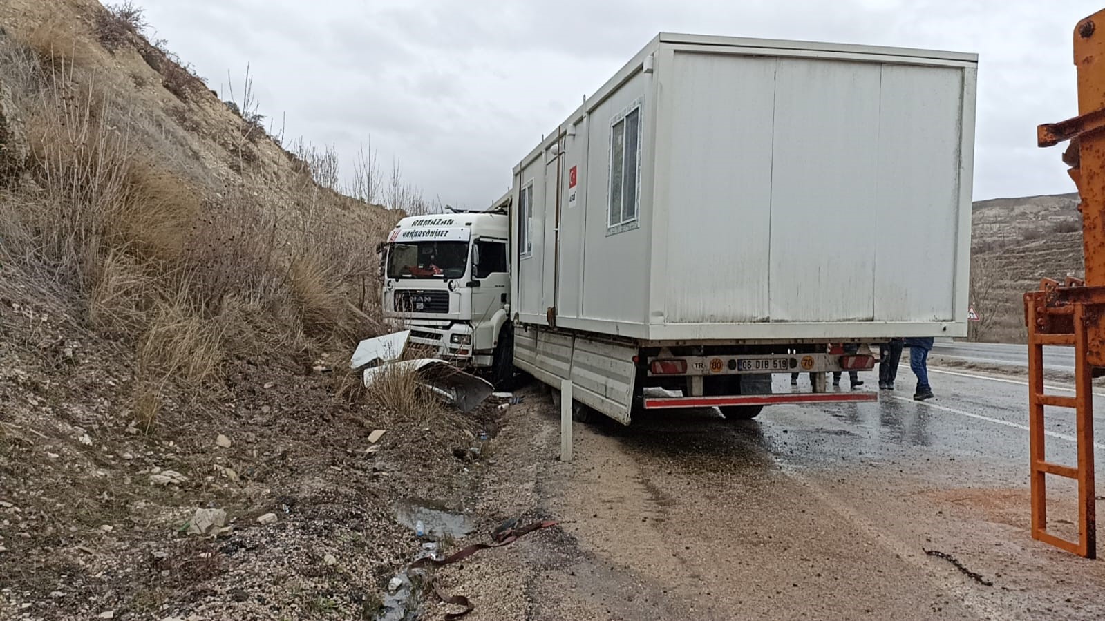 SİVAS’IN GÜRÜN İLÇESİNDE DEPREM BÖLGESİNE KONTEYNIR TAŞIYAN TIR ŞÖFÖRÜ DİREKSİYON