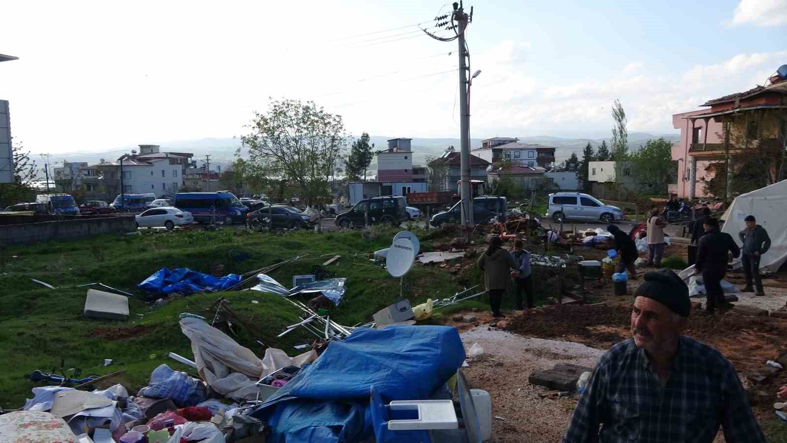 DEPREM BÖLGESİ KAHRAMANMARAŞ'IN PAZARCIK İLÇESİNDE ETKİLİ OLAN FIRTINA NEDENİYLE 1