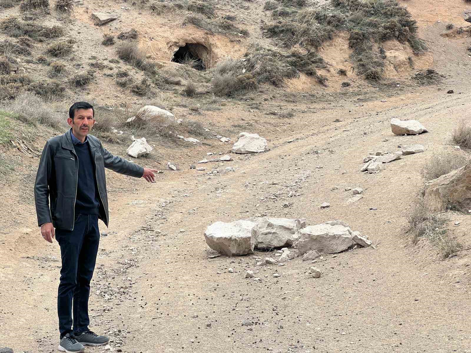 ŞAHİNEFENDİ KÖYÜNDE BULUNAN DAĞLARDAN KOPAN KAYA PARÇALARI YERLEŞİM YERİNE KADAR