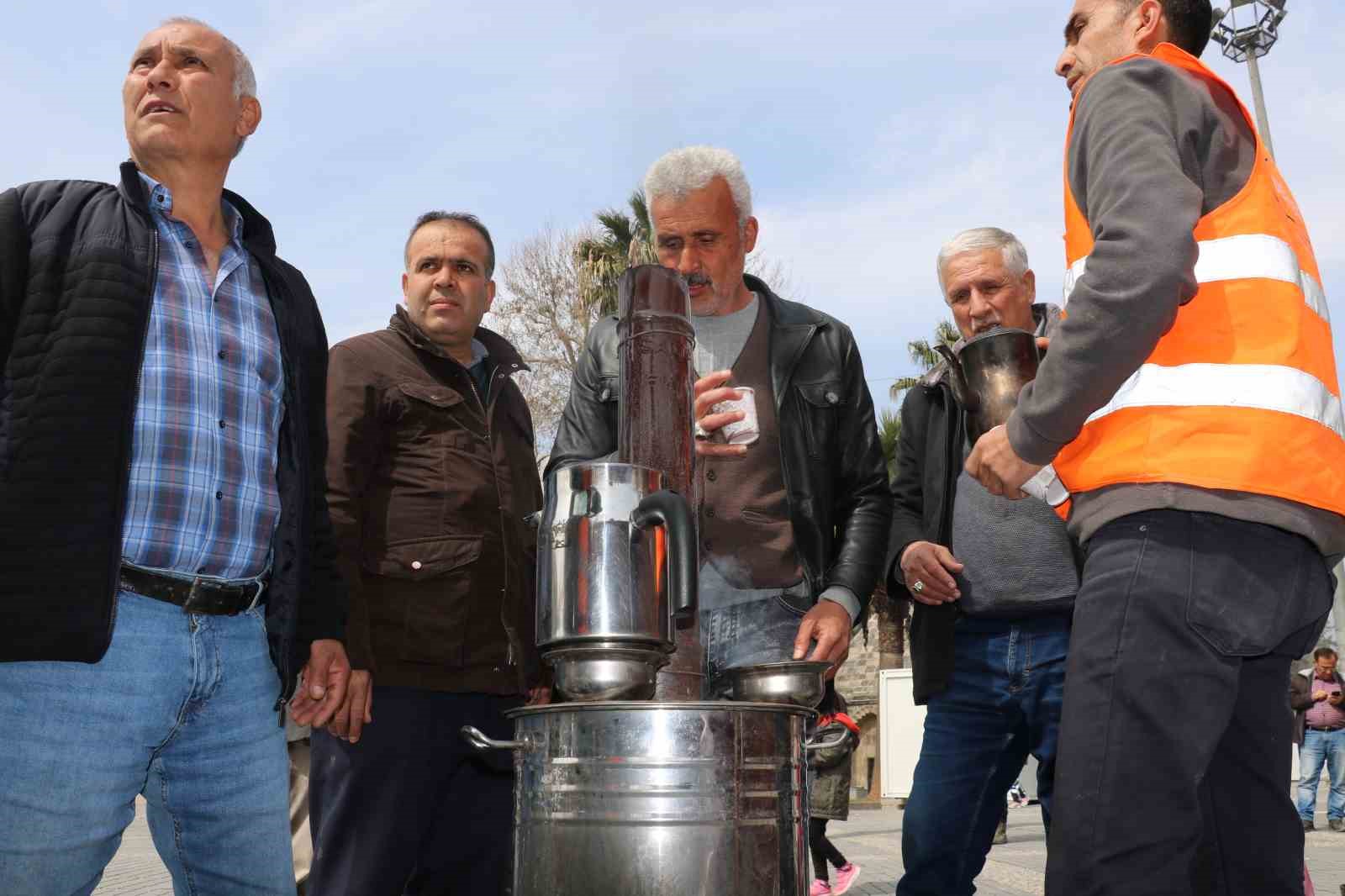 DEPREMDE ANNESİ VE KARDEŞİNİN AİLESİNİ KAYBEDEN HARUN SALMAN, AFETZEDELERE ÇAY,
