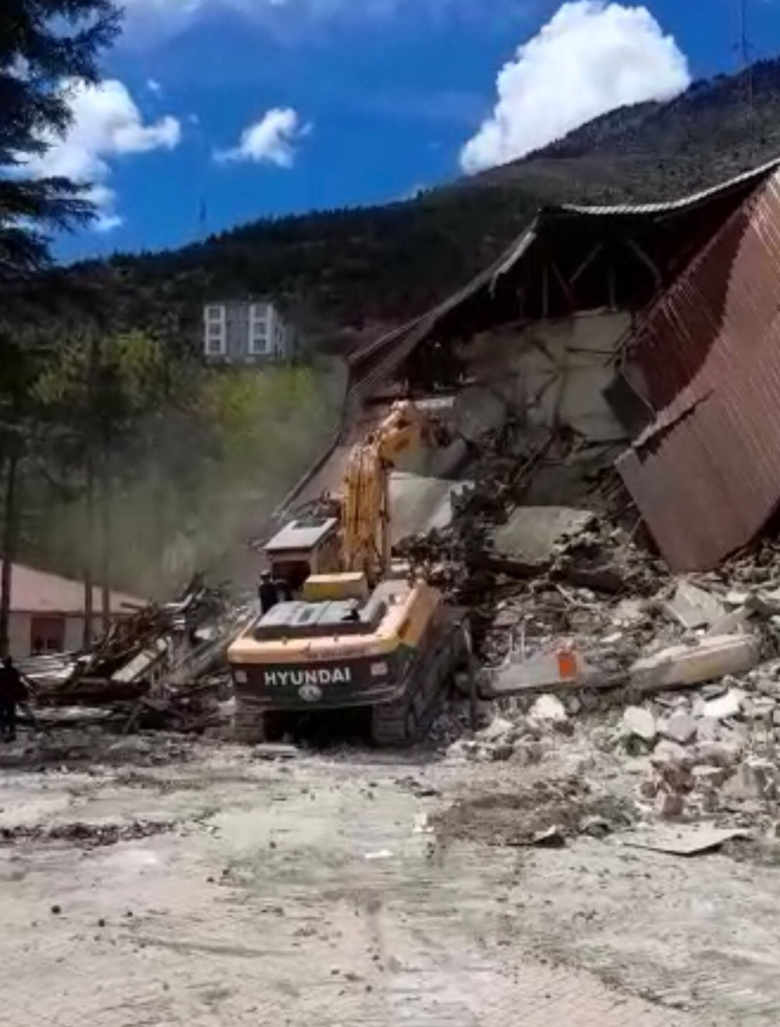 KAYMAKAMLIK BİNASI YIKIM BAŞLADI