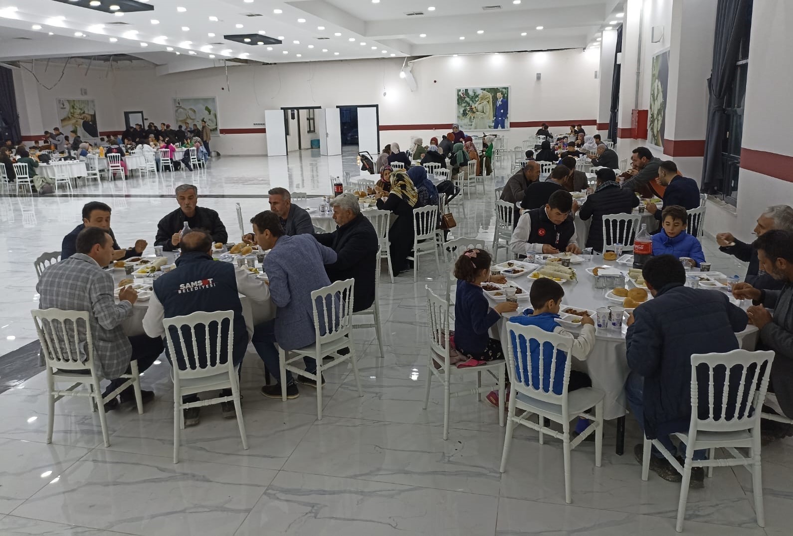 ADIYAMAN’IN SAMSAT İLÇESİNDE ÖĞRENCİLER DEPREMDE VEFAT EDEN ÖĞRETMENLERİ İÇİN İFTAR