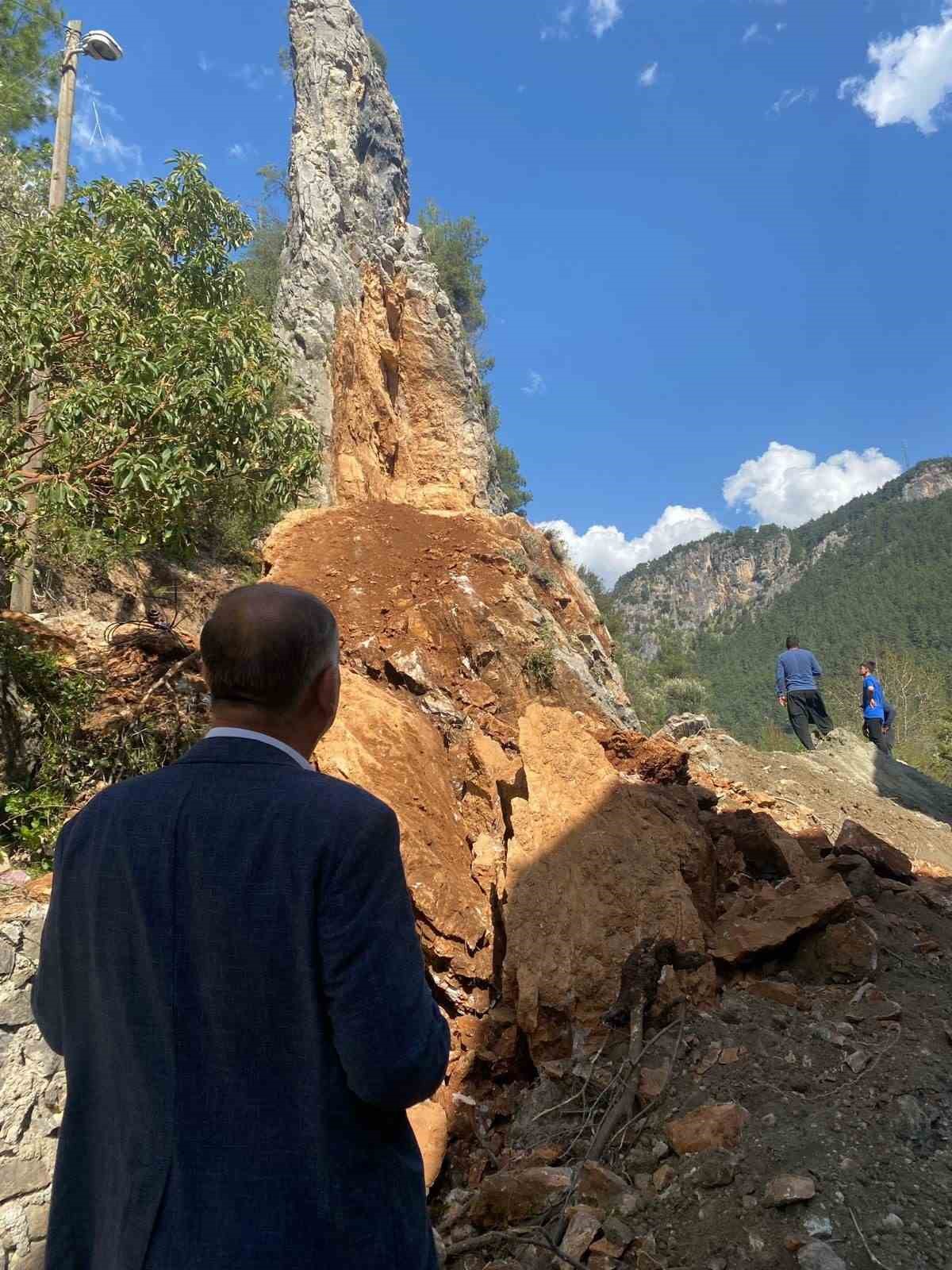 ADANA'NIN FEKE İLÇESİNDE DEPREM SONRASINDA İKİYE YARILAN DEV KAYANIN ARTÇILARLA