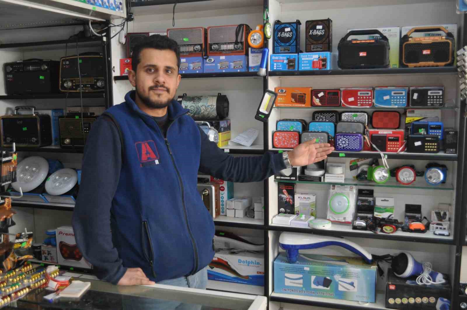 RAFTAKİ RADYOLARI GÖSTEREN EMRE ACAR
