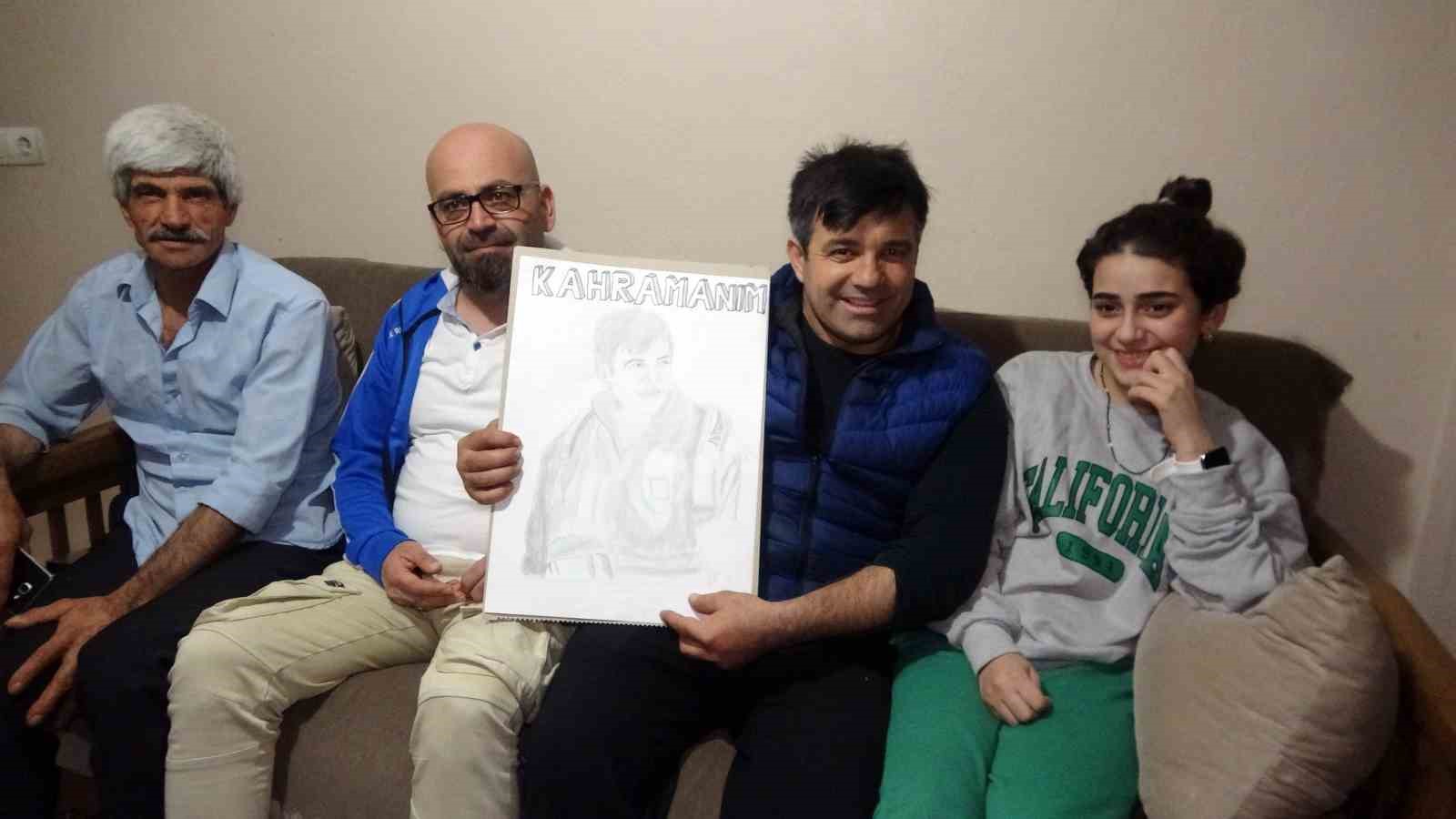 HATAY'IN ANTAKYA İLÇESİNDE YIKILAN APARTMANDAN MERSİN İTFAİYESİ TARAFINDAN KURTARILAN BABA