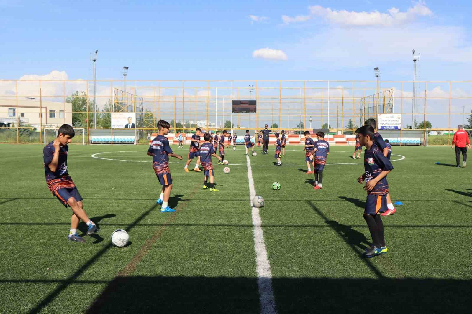 DEPREMİN YARALARINI FUTBOL İLE SARIYORLAR