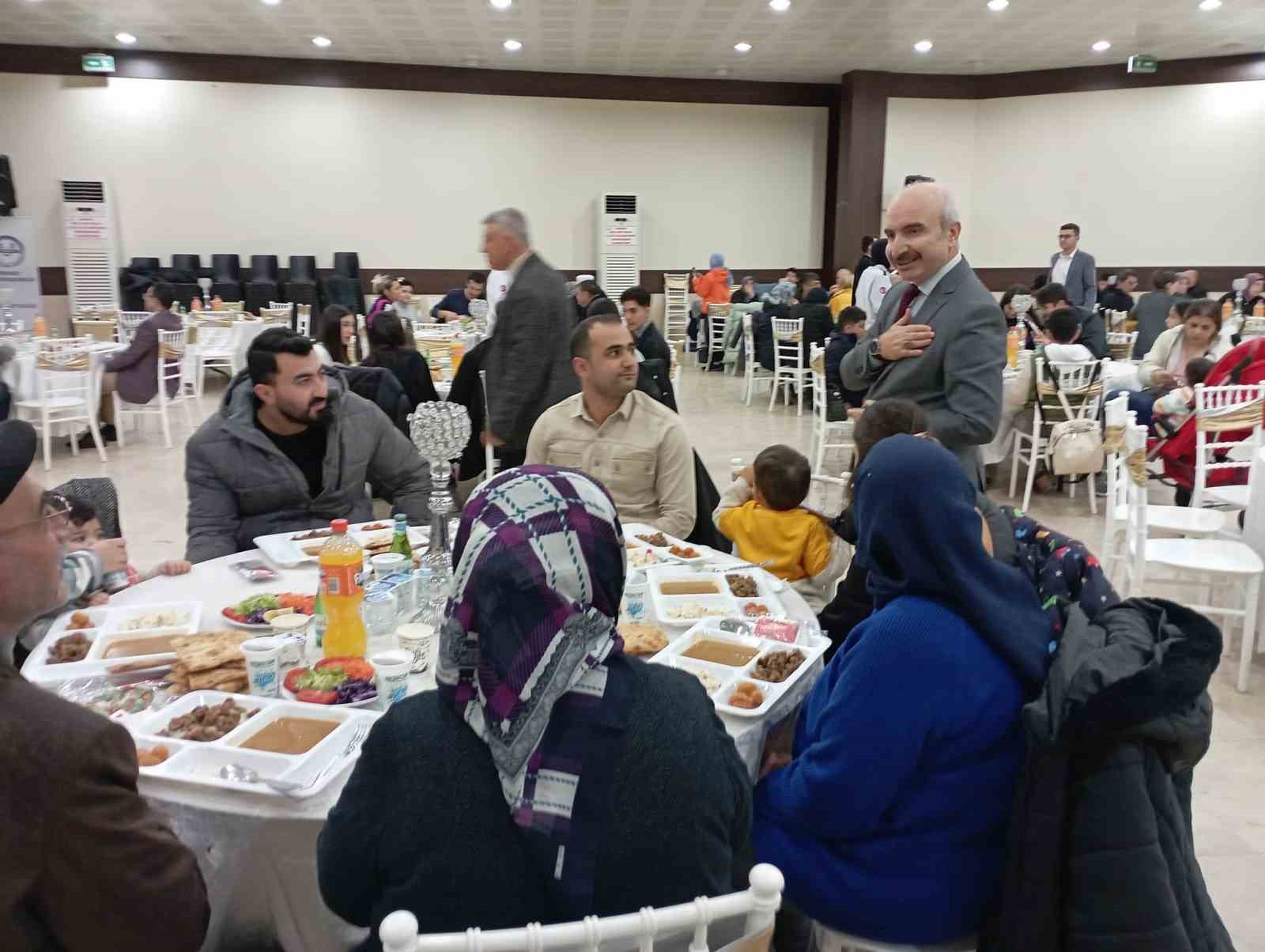 GEDİZ MÜFTÜLÜĞÜ DEPREMZEDE AİLELERİ İFTARDA AĞIRLADI