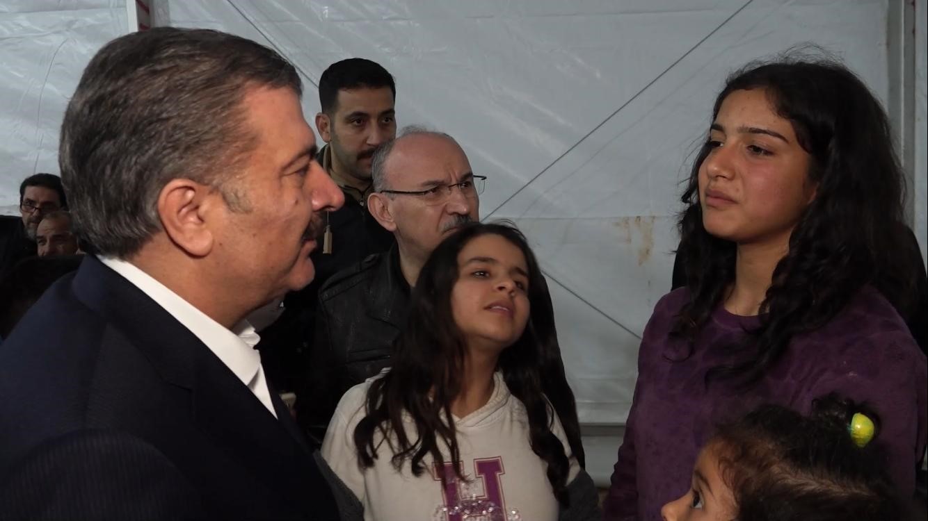HATAY’DA DEPREMZEDE ÇOCUKLARLA BİR ARAYA GELEN SAĞLIK BAKANI FAHRETTİN KOCA,