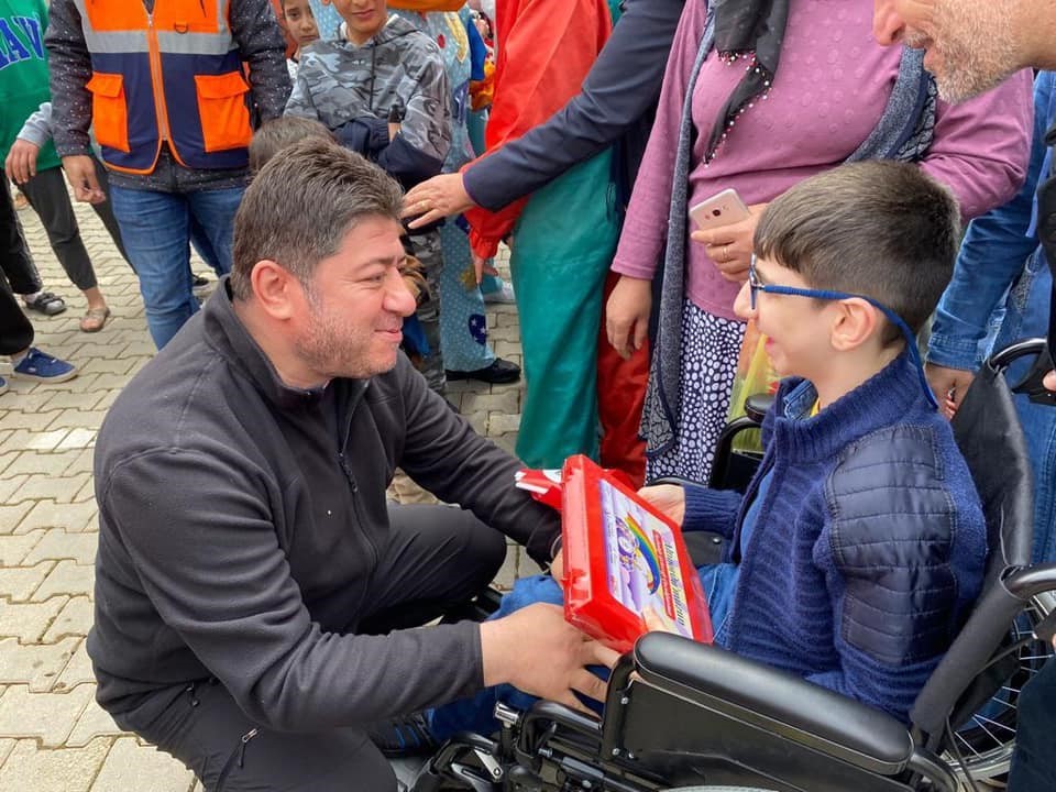BAŞKAN TÖREN PROGRAMDA ÇOCUKLARA HEDİYE TAKDİMİNDE DE BULUNDU.