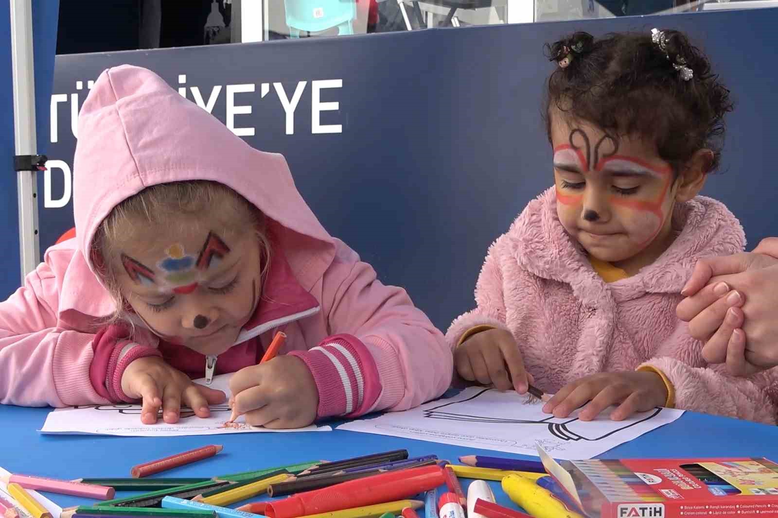 KAHRAMANMARAŞ'TA KONTEYNER VE ÇADIR KENTLERDE YAŞAYAN ÇOCUKLAR, AFETİN İZLERİNİ OYUNLA