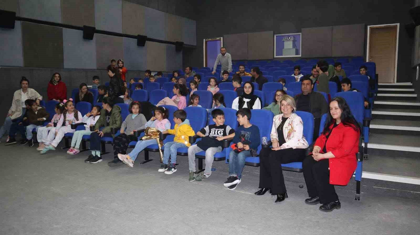 DEPREM BÖLGESİNDE DÜZCE’YE GELEN ÇOCUKLAR HEP BİRLİKTE ÇİZGİ FİLM İZLEYEREK