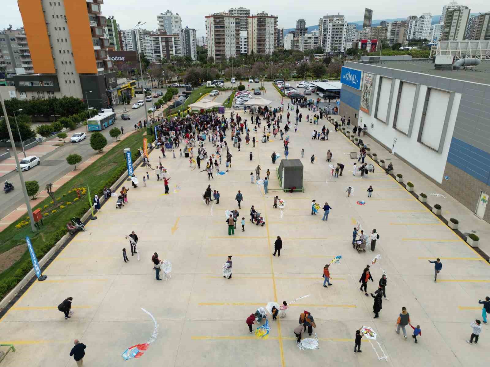 MERSİN'DE DEPREMZEDE ÇOCUKLAR 'UÇURTMA ŞENLİĞİ'NDE GÖNÜLLERİNCE EĞLENME FIRSATI BULDU.