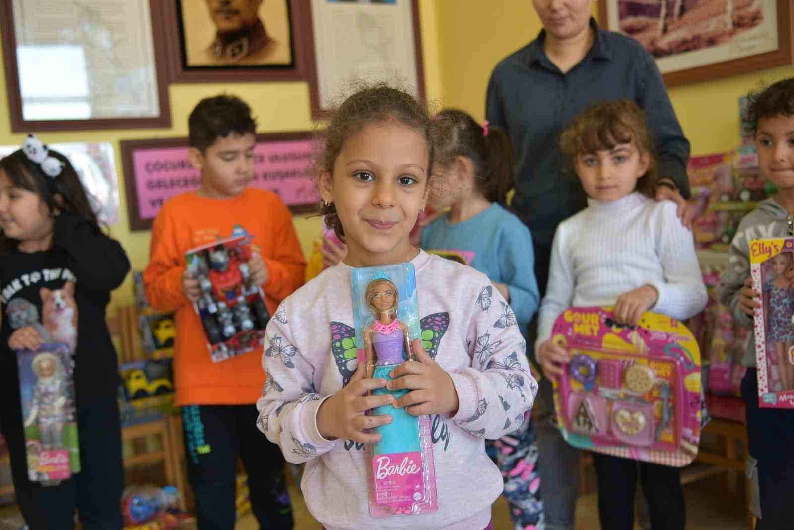 DEPREMZEDE ÇOCUKLARA BAYRAM HEDİYESİ ANAOKULU ÖĞRENCİLERİNDEN