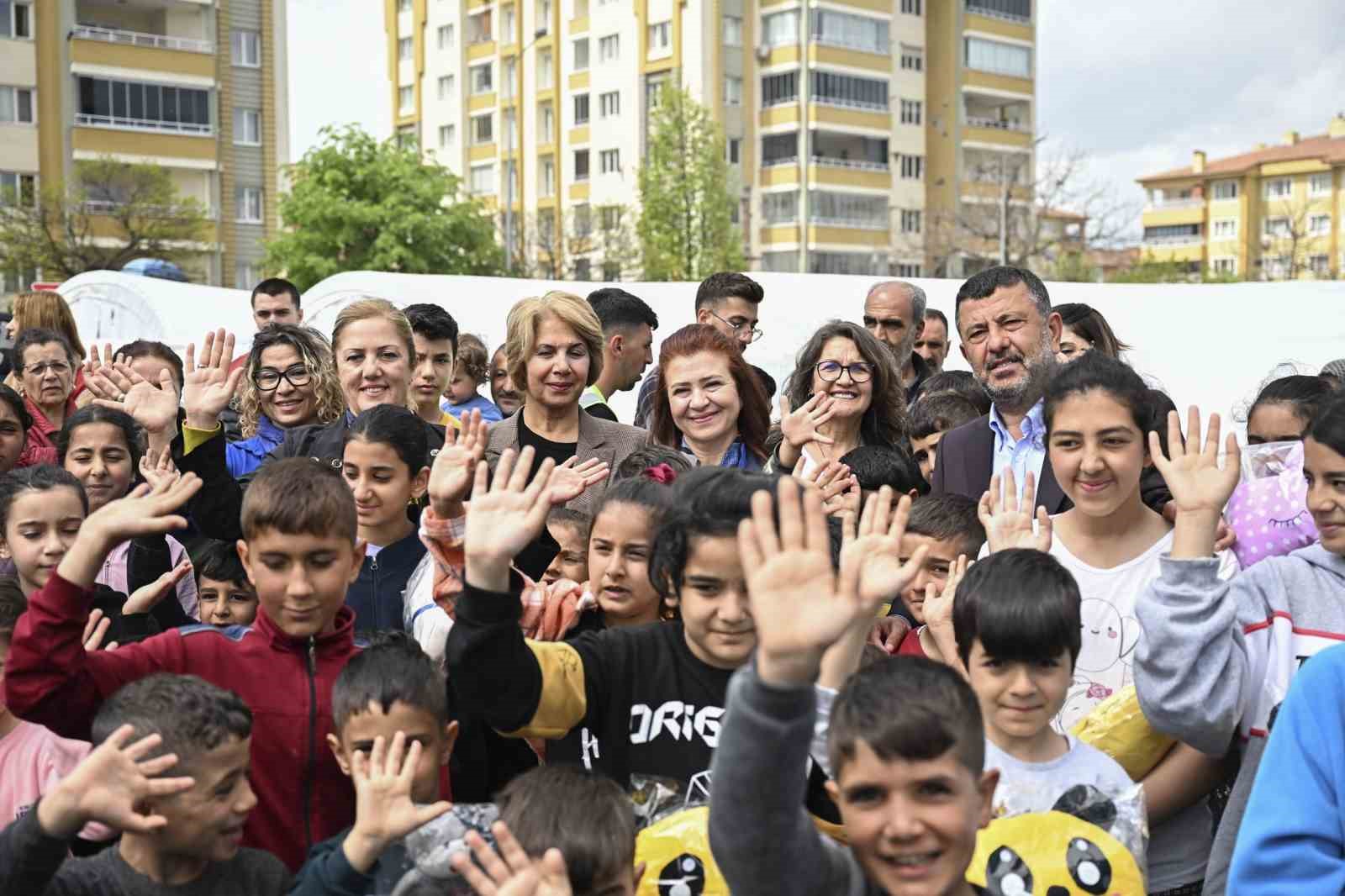 MERSİNDEN KADIN KOOPERATİFİ BAŞKANI MERAL SEÇER, KOOPERATİF ORTAKLARI İLE BİRLİKTE