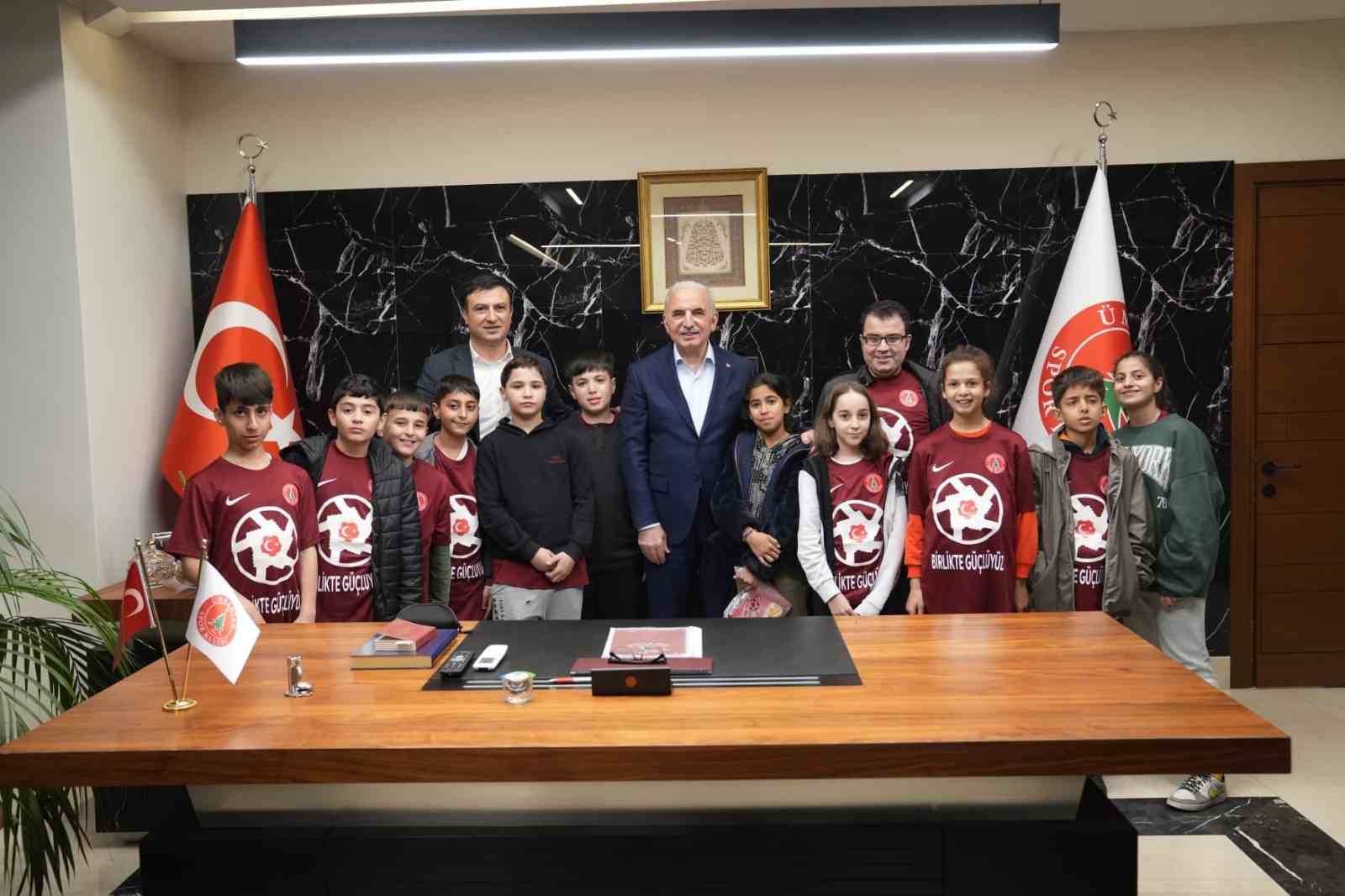 DEPREMZEDE ÇOCUKLARA HANGİKREDİ ÜMRANİYESPOR İZMALI FORMA HEDİYESİ