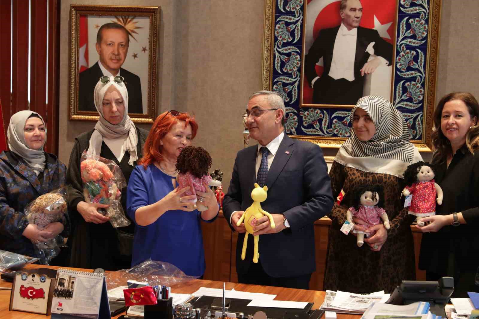 KÜTAHYA BELEDİYESİ BÜNYESİNDE BEZ BEBEK SANATÇISI ŞAZİYE İLGÜN VE EKİBİNİN