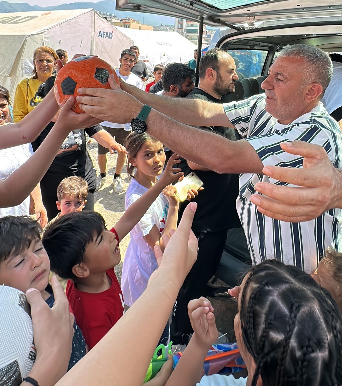 ADANA’DA KEBAPÇILIK YAPAN YAŞAR AYDIN, DEPREMZEDE ÇOCUKLARI RAMAZAN BAYRAMI'NDA VE