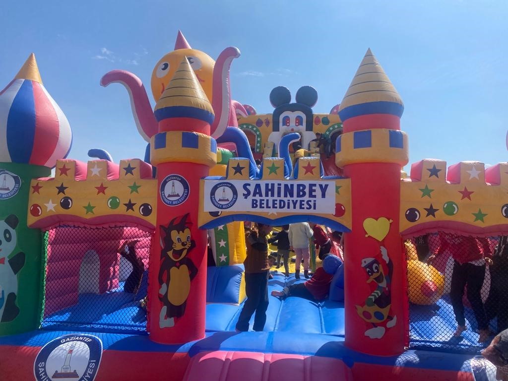 ŞAHİNBEY BELEDİYESİ EKİPLERİ, ADIYAMAN DA DEPREMDEN ETKİLENEN YÜZLERCE ÇOCUĞU DÜZENLEDİĞİ