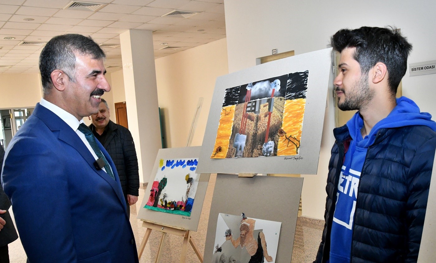 ÇANKIRI’DA DÜZENLENEN SERGİDE, DEPREMZEDE ÖĞRENCİLERİN RESİM ESERLERİ SANATSEVERLERLE BULUŞTU.
