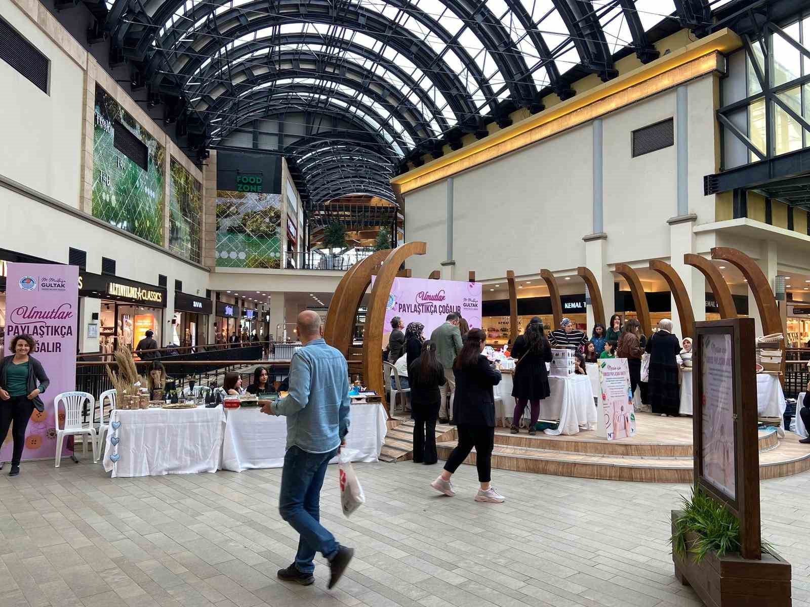 AKDENİZ BELEDİYESİNİN KATKILARIYLA, DEPREMZEDE KADINLARIN EL EMEĞİ GÖZ NURU ESERLERİNDEN