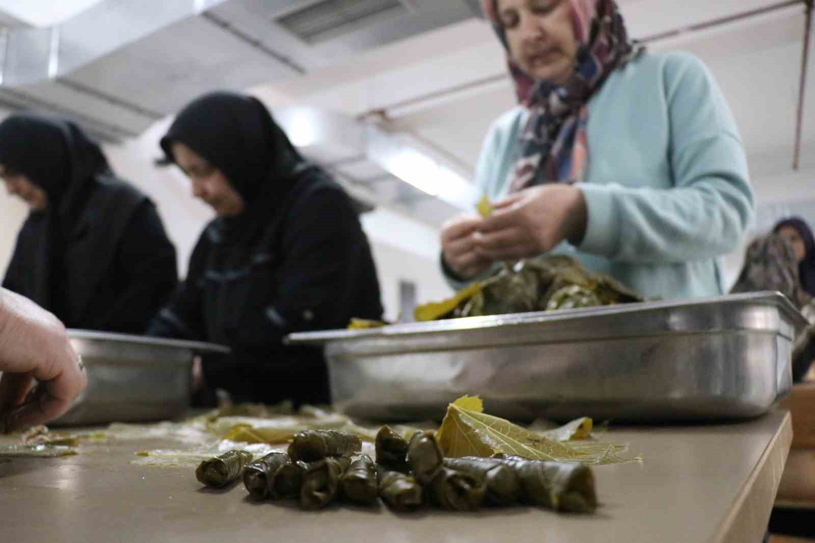 DEPREMZEDELER BAYRAM İÇİN BOLU’DA YAPRAK SARDI