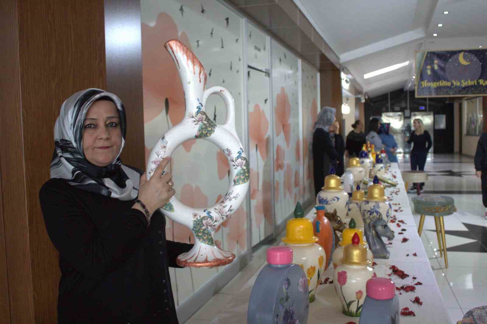 NEVŞEHİR’DEKİ KYK YURTLARINA YERLEŞEN DEPREMZEDE VATANDAŞLAR, YURTLARDA AÇILAN SERAMİK BOYAMA