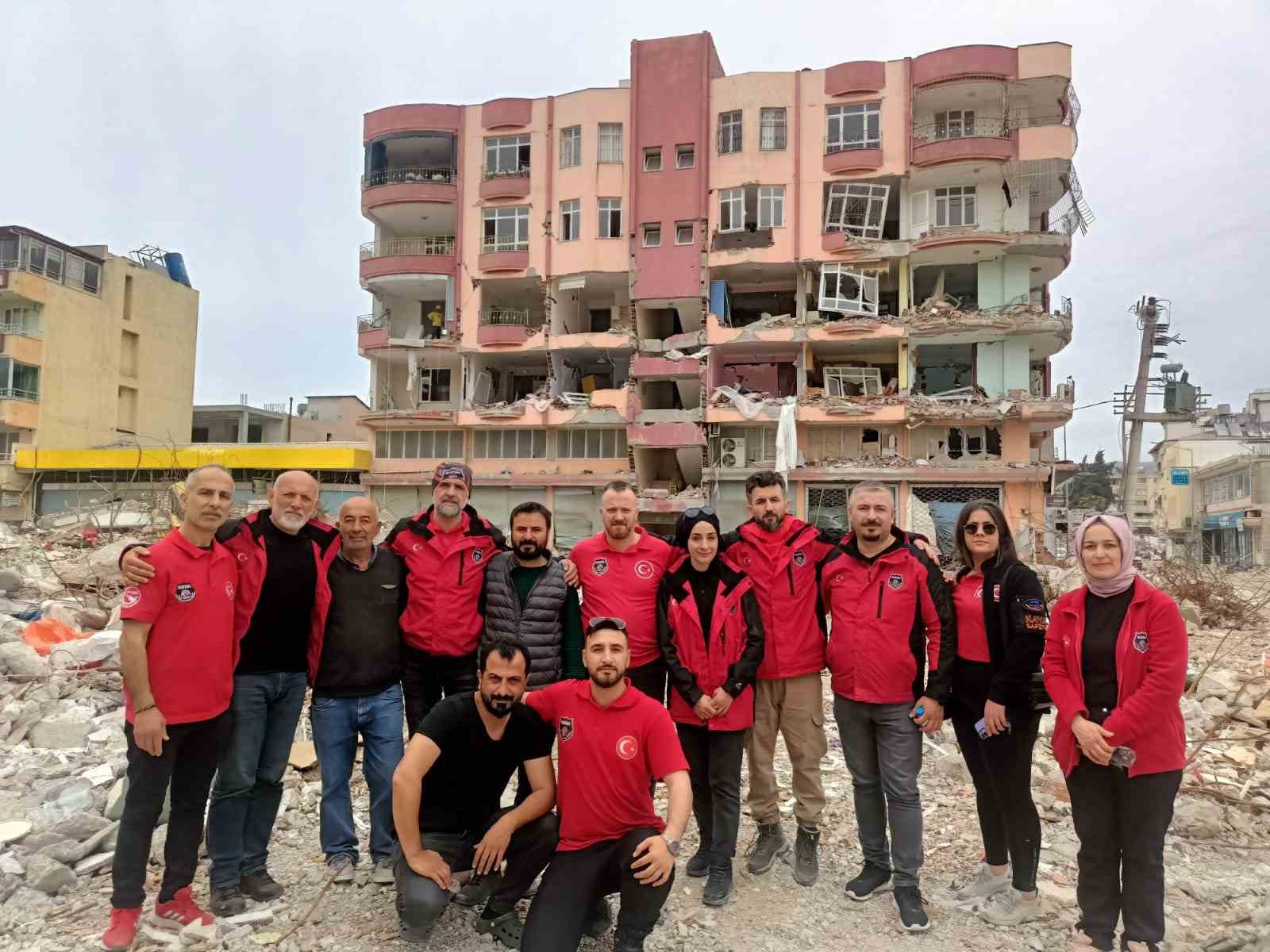 KAHRAMANMARAŞ MERKEZLİ 11 İLİ ETKİLEYEN DEPREMİN ARDINDAN DÜZCELİ ARAMA KURTARMA