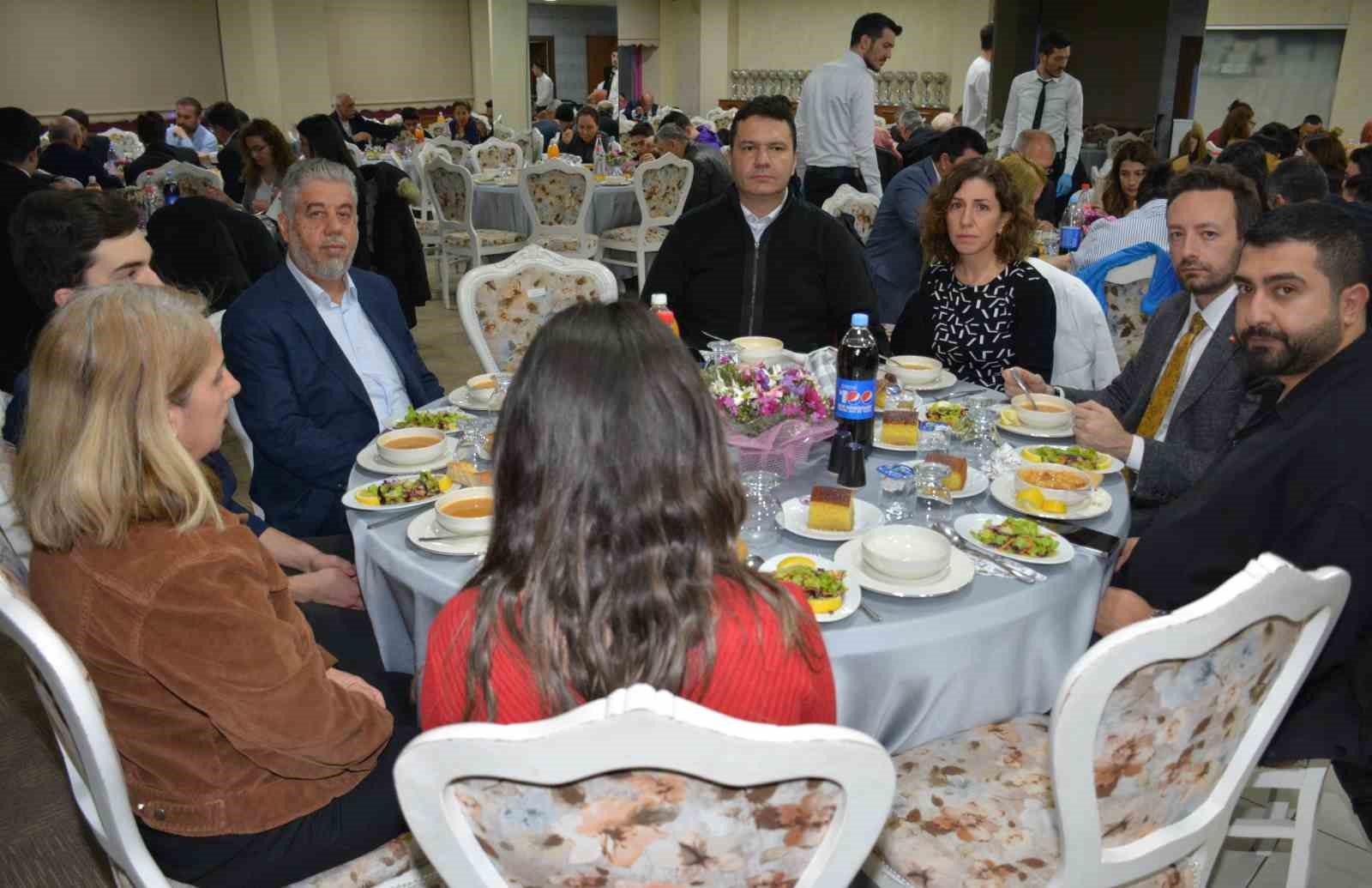 ESKİŞEHİR’DE, İL MİLLİ EĞİTİM MÜDÜRLÜĞÜ TARAFINDAN DEPREM BÖLGESİNDEN GELEN VATANDAŞLARA