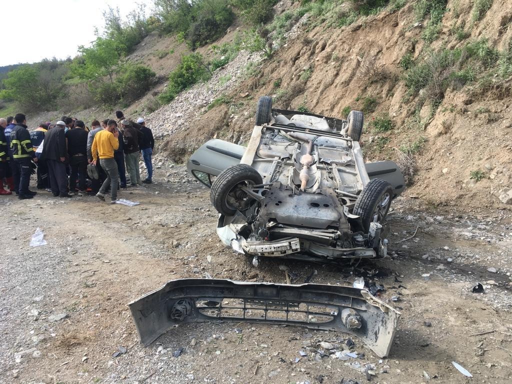 KASTAMONU’DA YOLDAN ÇIKAN OTOMOBİL DERE YATAĞINDA DEVRİLDİ. KAZADA İKİ KİŞİ