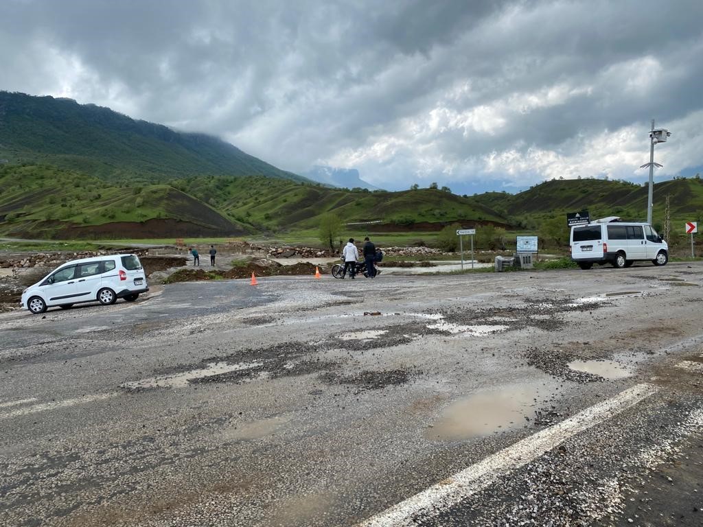HAKKARİ'NİN DERECİK İLÇESİNDE ETKİLİ OLAN SAĞANAK YAĞIŞ KÖPRÜLERİ YIKTI, KÖY