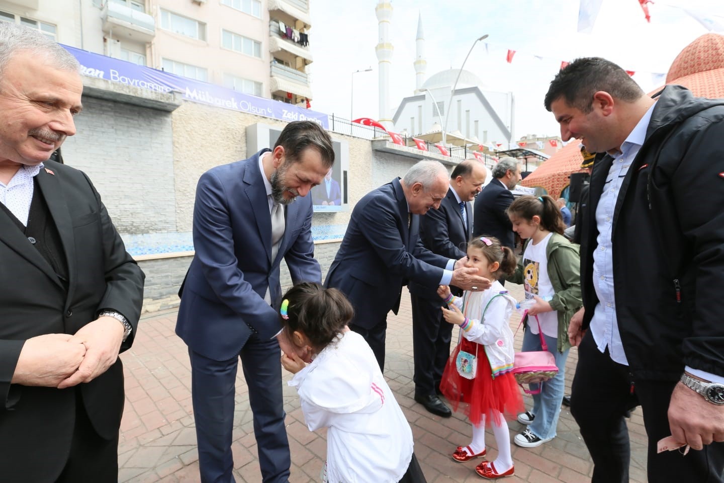 RAMAZAN BAYRAMI’NIN İLK GÜNÜNDE DERİNCE’DE DÜZENLENEN BAYRAMLAŞMA TÖRENİNE KATILIM YOĞUN