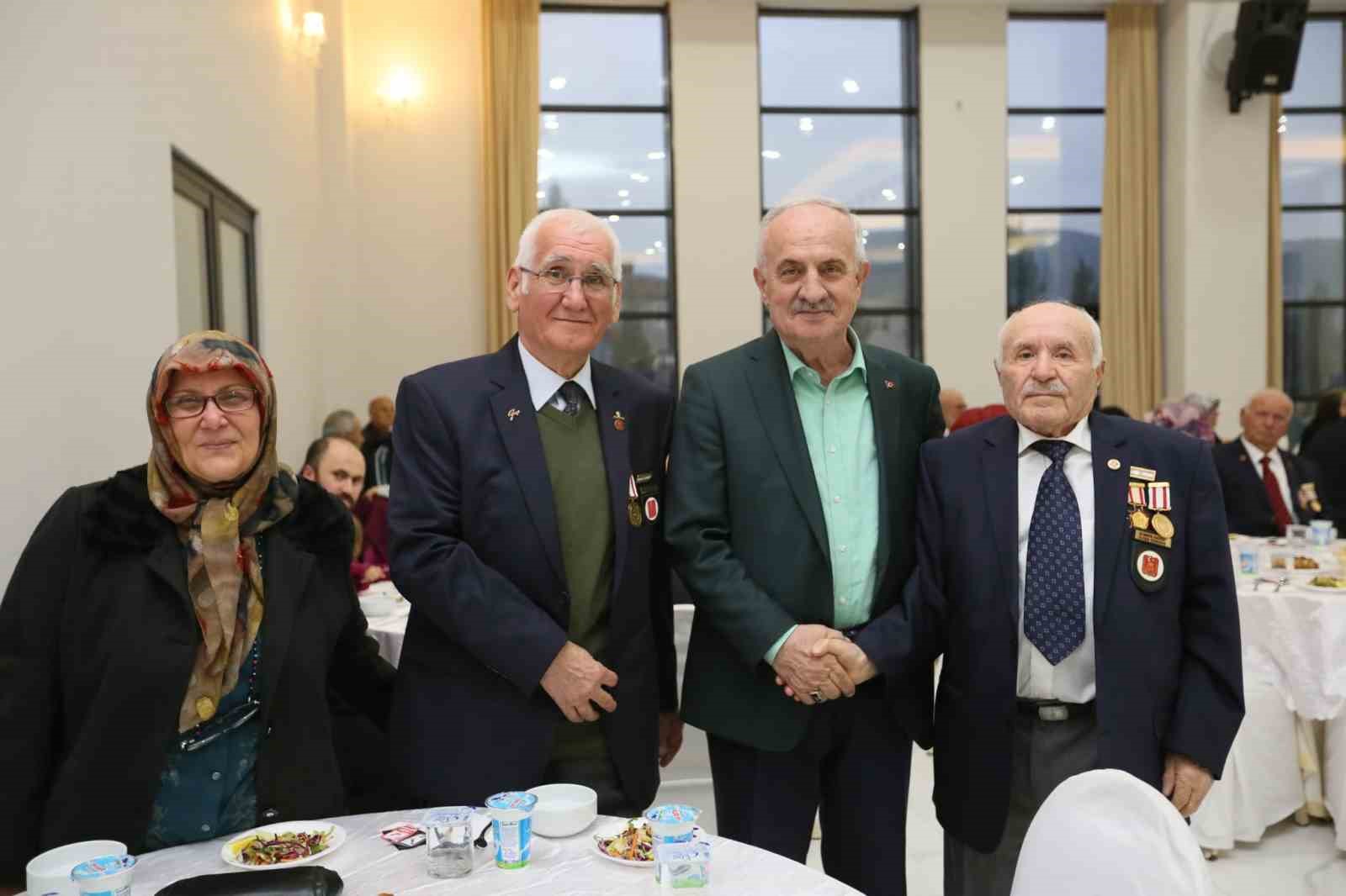 DERİNCE BELEDİYE BAŞKANI ZEKİ AYGÜN, DÜZENLEDİĞİ İFTAR PROGRAMLARIYLA HEM ÖZEL