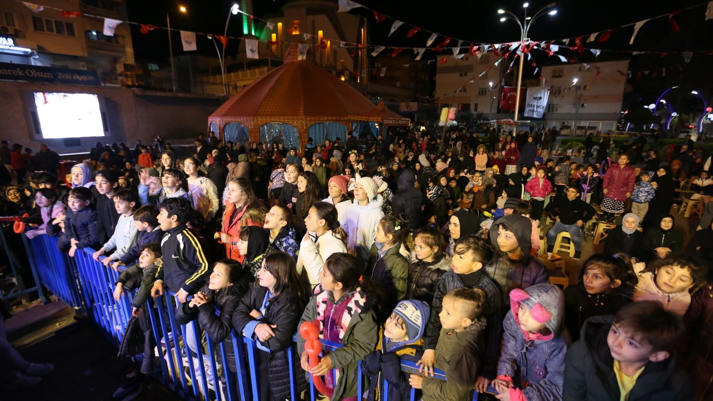 DERİNCE BELEDİYESİ'NİN KENT MEYDANI'NDA DÜZENLEDİĞİ ÇAYHANE VE ÇOCUKLAR İÇİN GELENEKSEL