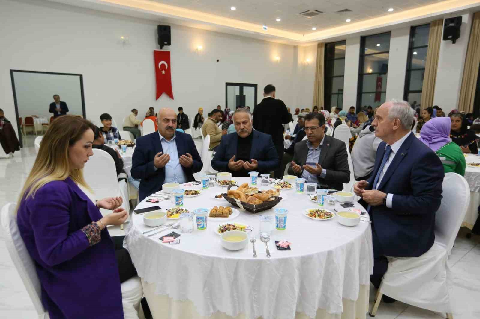 DERİNCE BELEDİYESİ’NİN EV SAHİPLİĞİNDE DERİNCELİ ROMANLAR, İFTARDA BİR ARAYA GELDİ.
