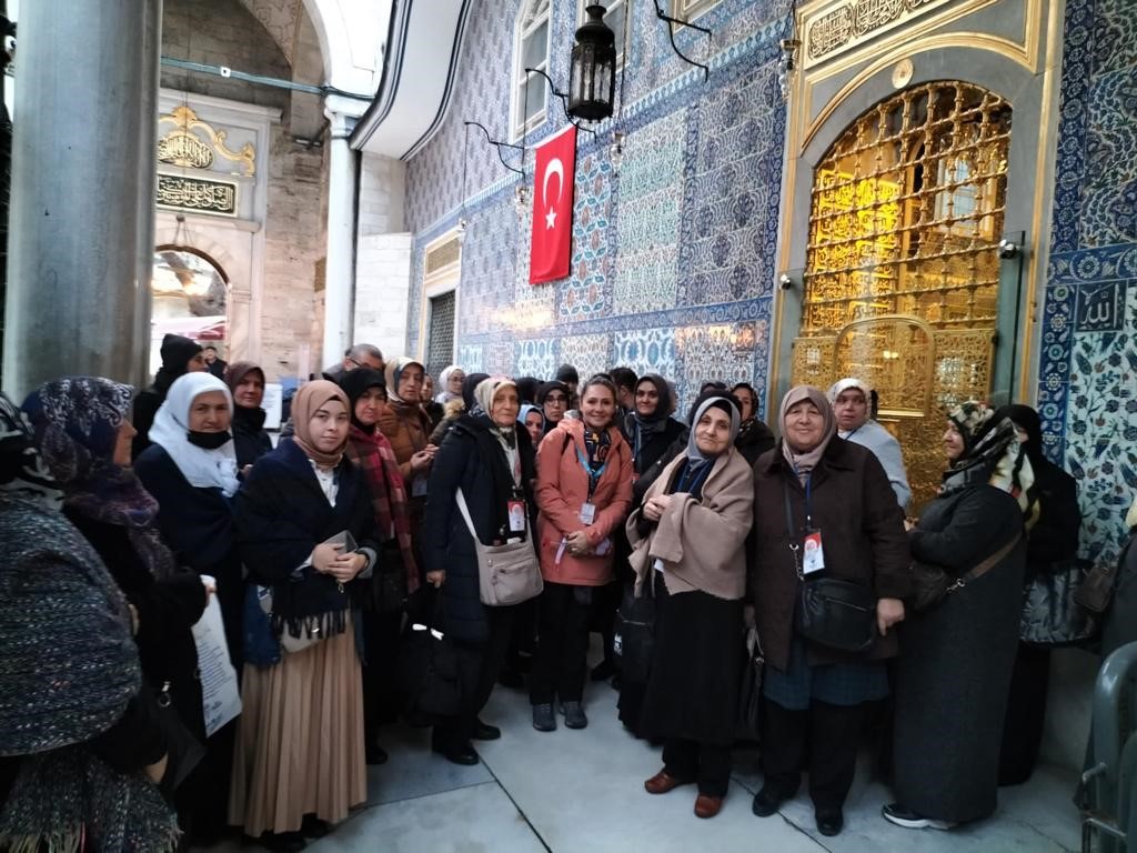 DERİNCE BELEDİYESİ'NİN DÜZENLEDİĞİ ETKİNLİĞE KATILAN VATANDAŞLAR, GÜNÜBİRLİK İSTANBUL'U GEZİYOR.