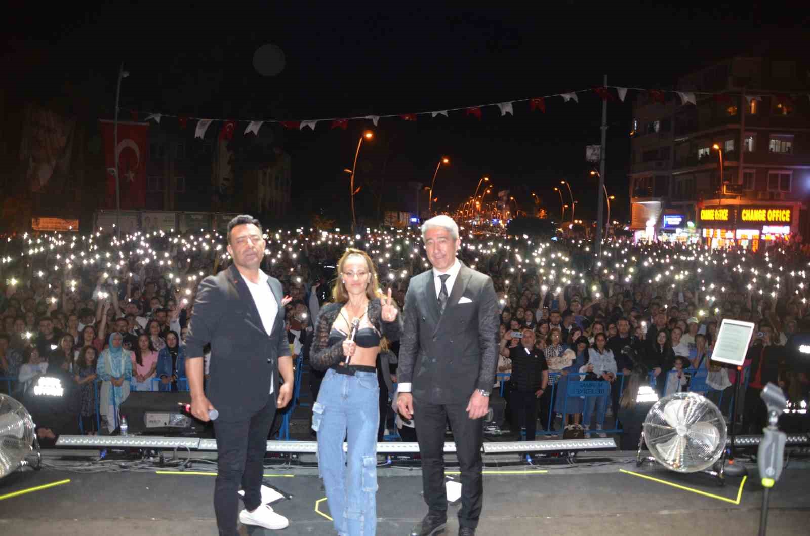 DERYA ULUĞ MARMARİS’TE  23 NİSAN KONSERİ VERDİ