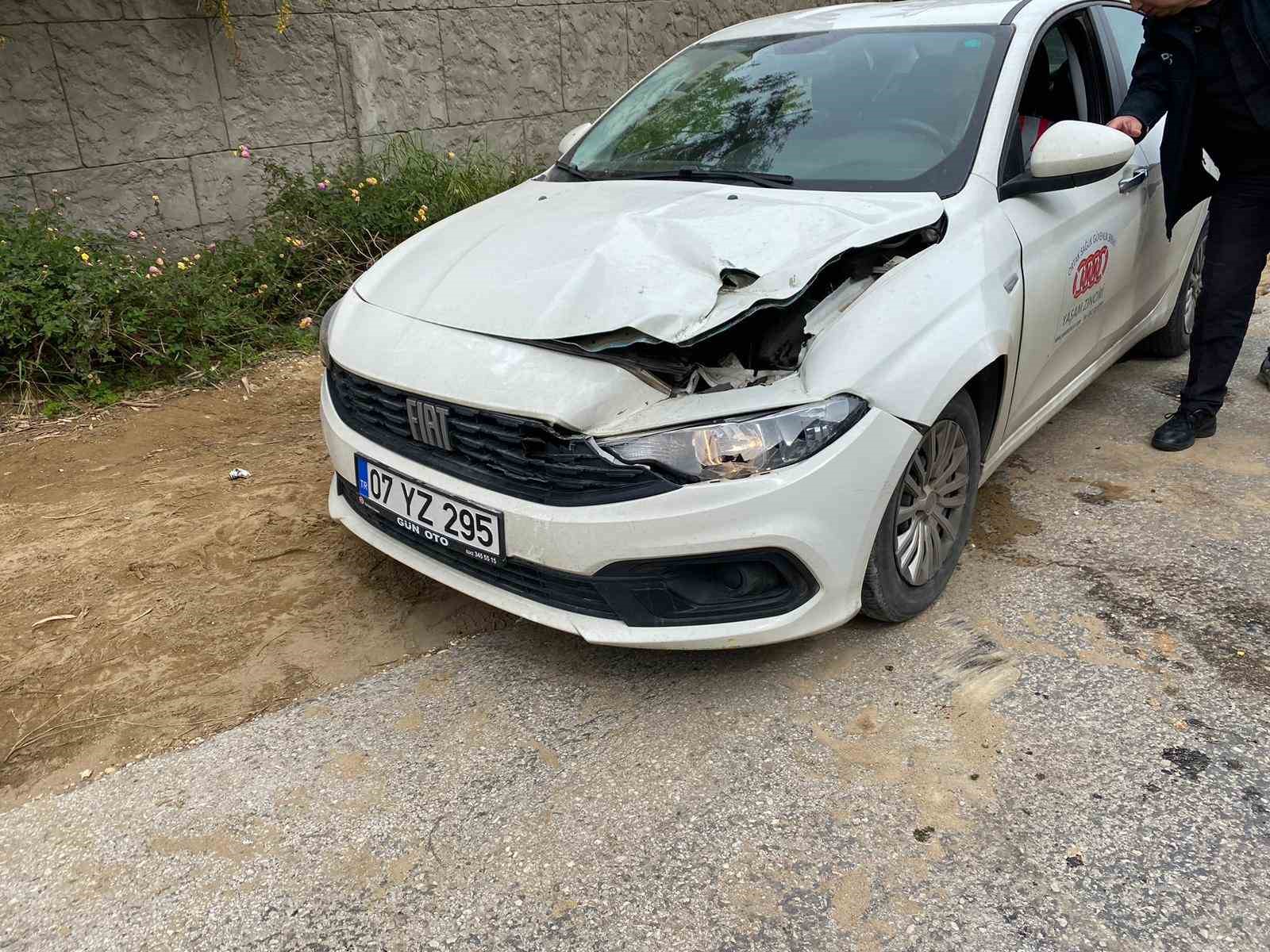ANTALYA'NIN SERİK İLÇESİNDE HIZINI ALAMAYAN KEPÇE DEVRİLDİ, KEPÇENİN KOVASI İSE
