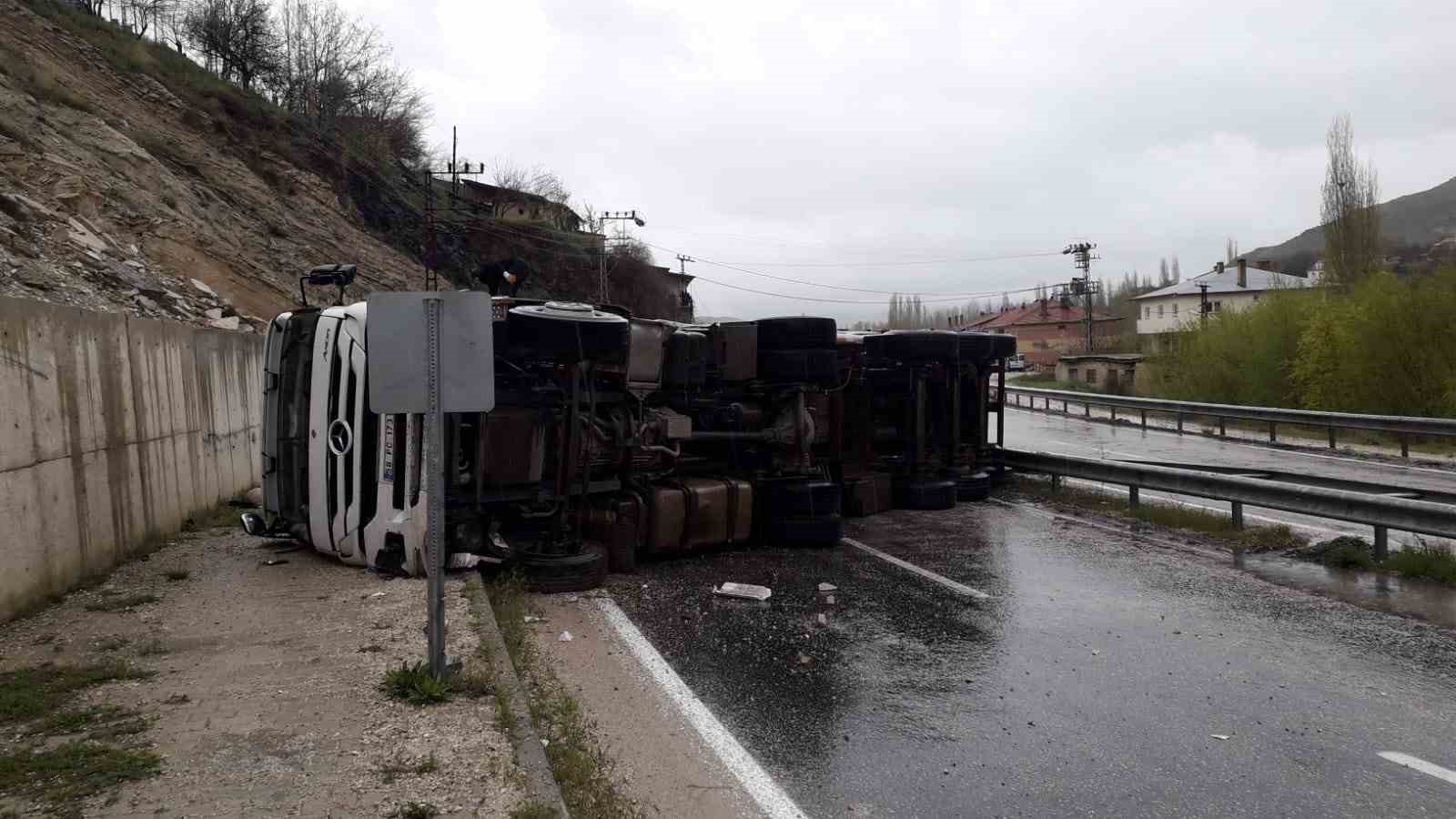SİVAS’IN GÜRÜN İLÇESİNDE TIRIN DEVRİLMESİ SONUCU MEYDANA GELEN TRAFİK KAZASINDA